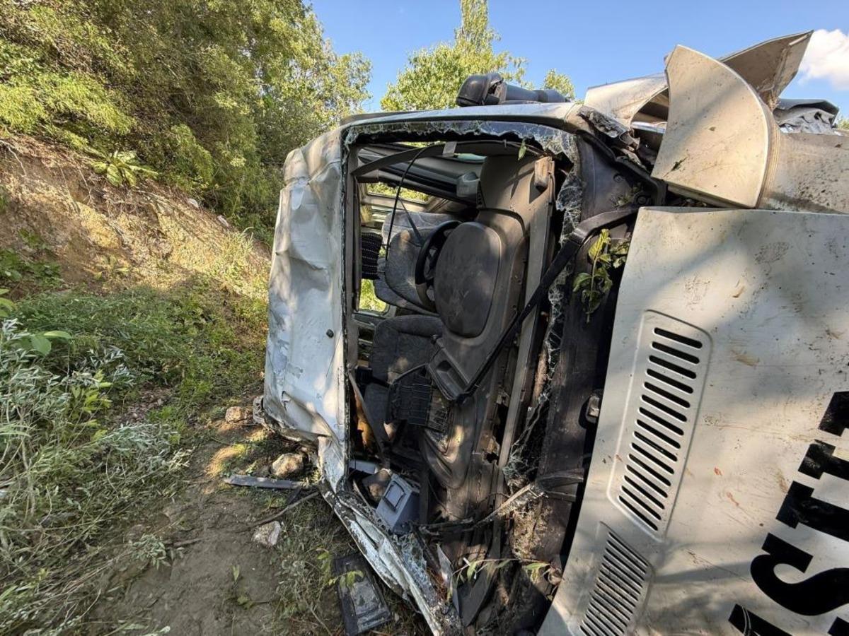 Burdur da minibüs tarlaya uçtu: 8 yaralı 2