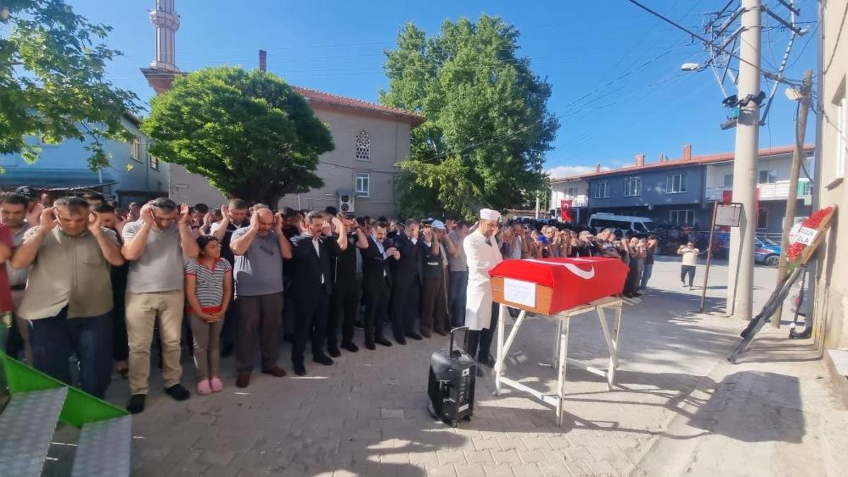 Görev başında hayatını kaybeden polis memuru son yolculuğuna uğurlandı 2