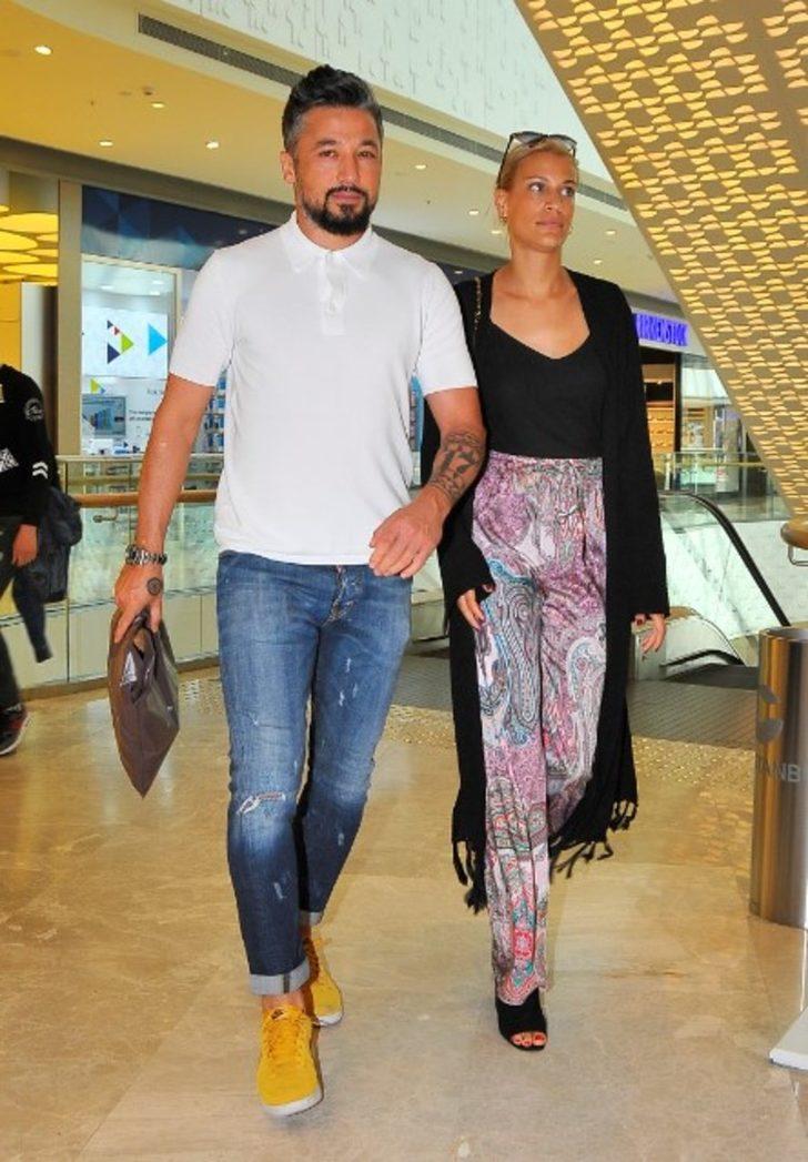 İlhan Mansız sevgilisiyle alışverişte G1