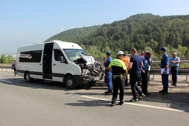 İş makinesine çarpan minibüsteki 10 kişi yaralandı