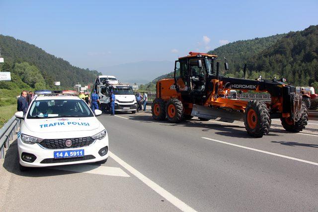 İş makinesine çarpan minibüsteki 10 kişi yaralandı