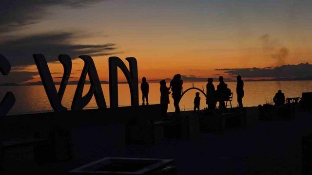 Yılın en uzun g&uuml;n&uuml;nde Van semalarında g&ouml;rsel ş&ouml;len: G&uuml;neşin doğuşu ve batışı b&ouml;yle g&ouml;r&uuml;nt&uuml;lendi 9