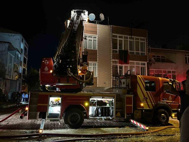 Avcılar&rsquo;da &uuml;&ccedil; katlı binanın &ccedil;atısı alev alev yandı 1