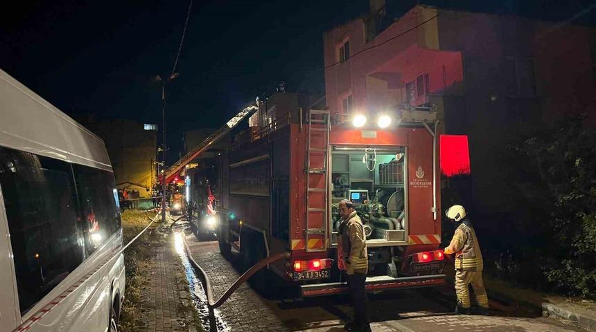 Avcılar&rsquo;da &uuml;&ccedil; katlı binanın &ccedil;atısı alev alev yandı