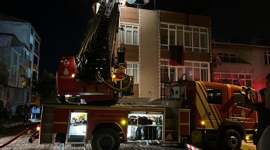 Avcılar&rsquo;da &uuml;&ccedil; katlı binanın &ccedil;atısı alev alev yandı