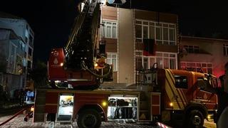 Avcılar’da üç katlı binanın çatısı alev alev yandı