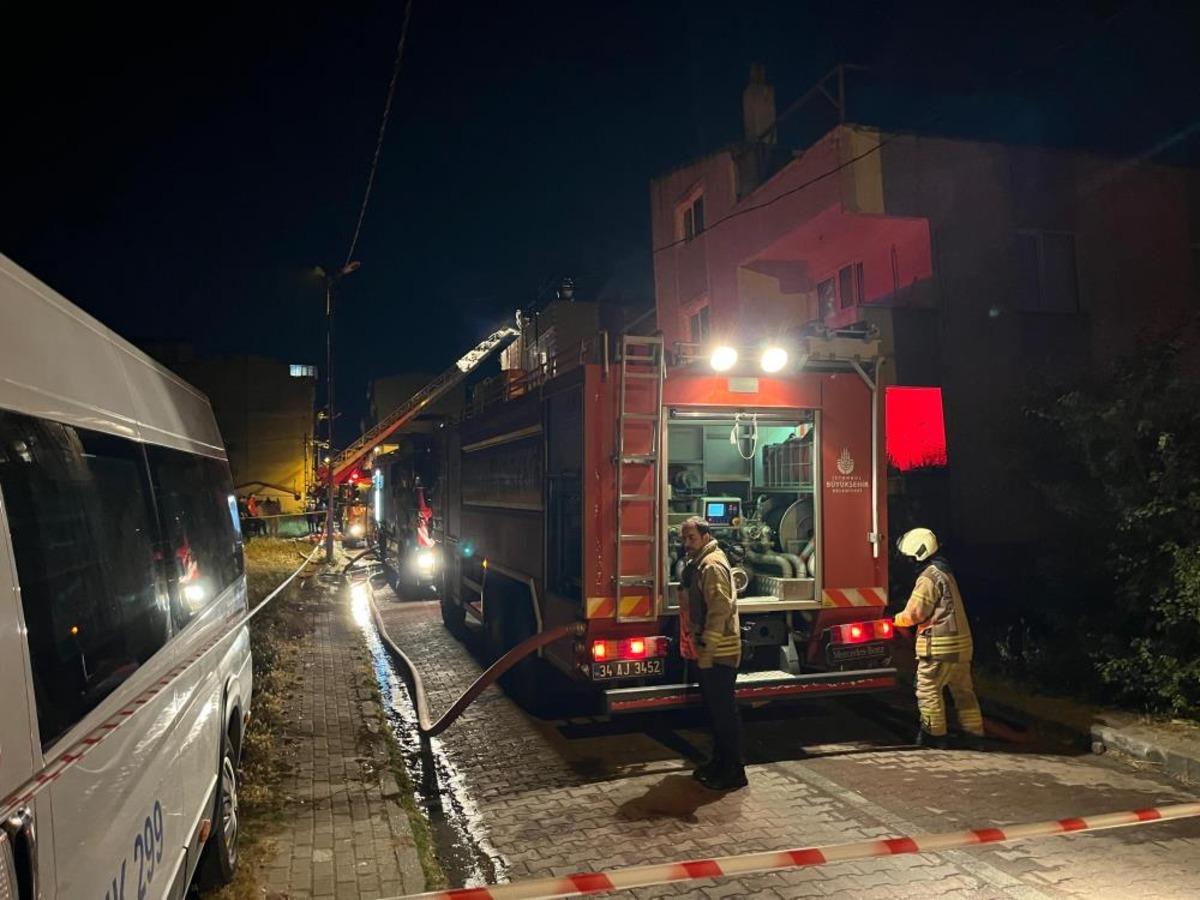 Avcılar&rsquo;da &uuml;&ccedil; katlı binanın &ccedil;atısı alev alev yandı 2