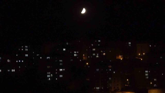 Y&uuml;ksekova semalarında kartpostallık g&ouml;r&uuml;nt&uuml;: Yarım ay, kızıl ve beyaz tonlarıyla hayran bıraktı 9