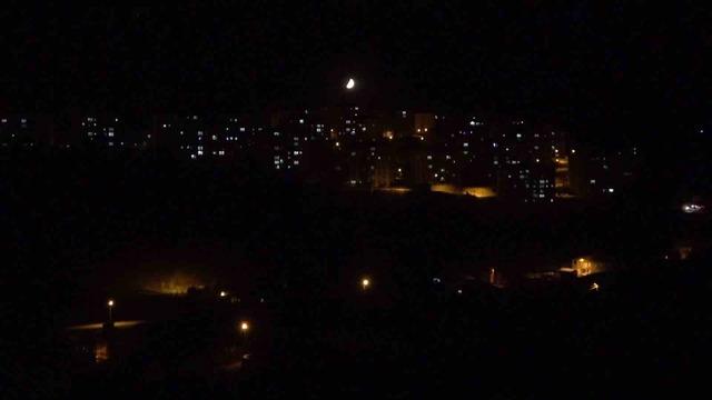 Y&uuml;ksekova semalarında kartpostallık g&ouml;r&uuml;nt&uuml;: Yarım ay, kızıl ve beyaz tonlarıyla hayran bıraktı 8