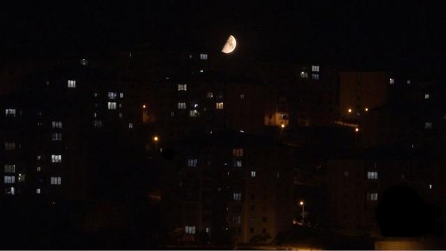 Y&uuml;ksekova semalarında kartpostallık g&ouml;r&uuml;nt&uuml;: Yarım ay, kızıl ve beyaz tonlarıyla hayran bıraktı 7