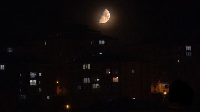 Y&uuml;ksekova semalarında kartpostallık g&ouml;r&uuml;nt&uuml;: Yarım ay, kızıl ve beyaz tonlarıyla hayran bıraktı 6