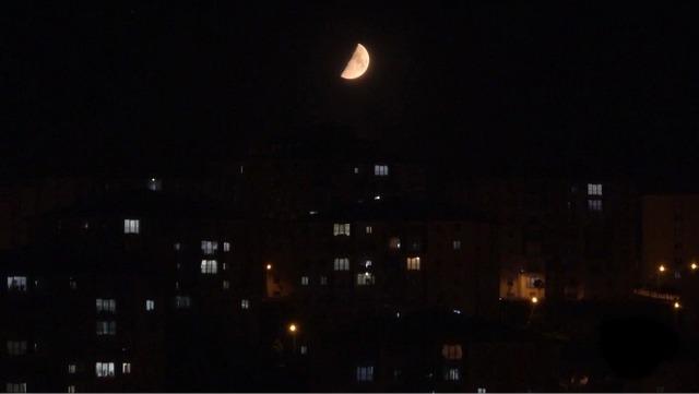 Y&uuml;ksekova semalarında kartpostallık g&ouml;r&uuml;nt&uuml;: Yarım ay, kızıl ve beyaz tonlarıyla hayran bıraktı 4