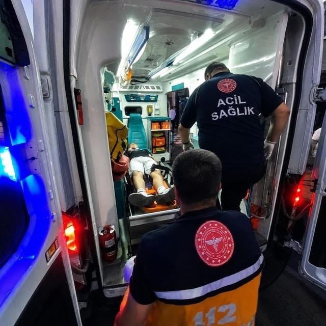 Yola d&ouml;k&uuml;len yağ kazaya sebep oldu: 1 yaralı 2
