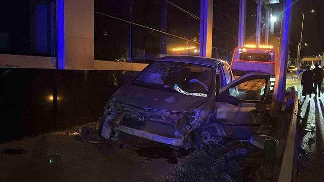 7 saatlik s&uuml;r&uuml;ş sonrası uyuyan s&uuml;r&uuml;c&uuml; kaza yaptı: 2 yaralı 1