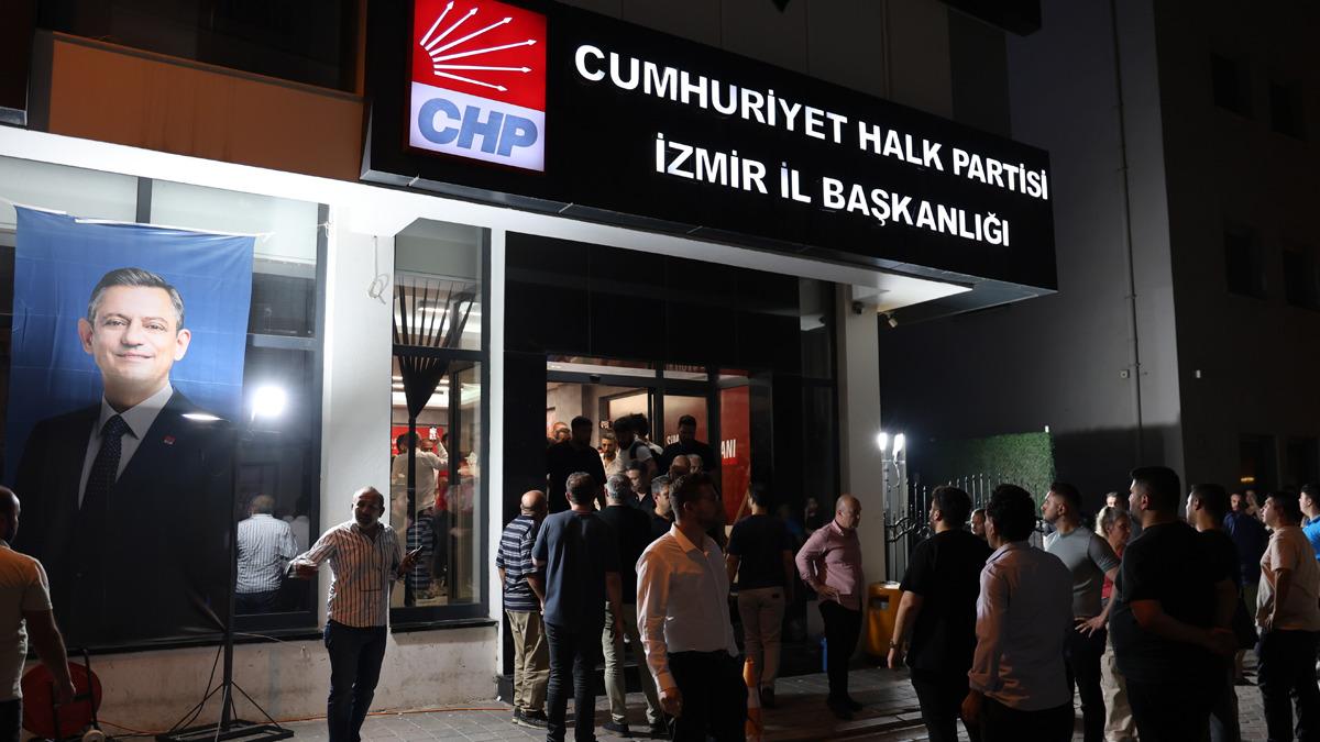 CHP İzmir de arbede: "Bizi tartakladı, yakam pa&ccedil;am dağıldı g&ouml;ğs&uuml;m ezildi" 1