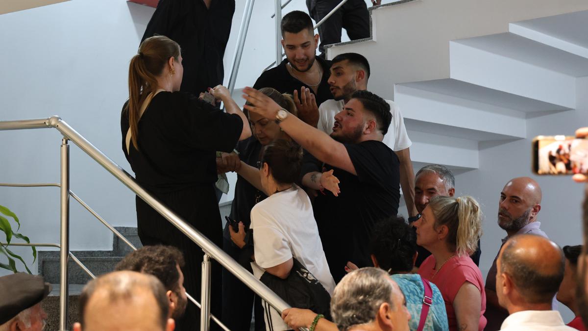 CHP İzmir de arbede: "Bizi tartakladı, yakam pa&ccedil;am dağıldı g&ouml;ğs&uuml;m ezildi" 2