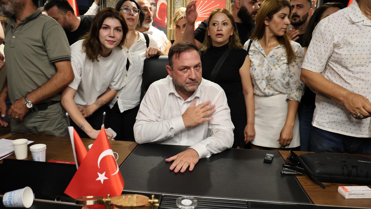 CHP İzmir de arbede: "Bizi tartakladı, yakam pa&ccedil;am dağıldı g&ouml;ğs&uuml;m ezildi" 3