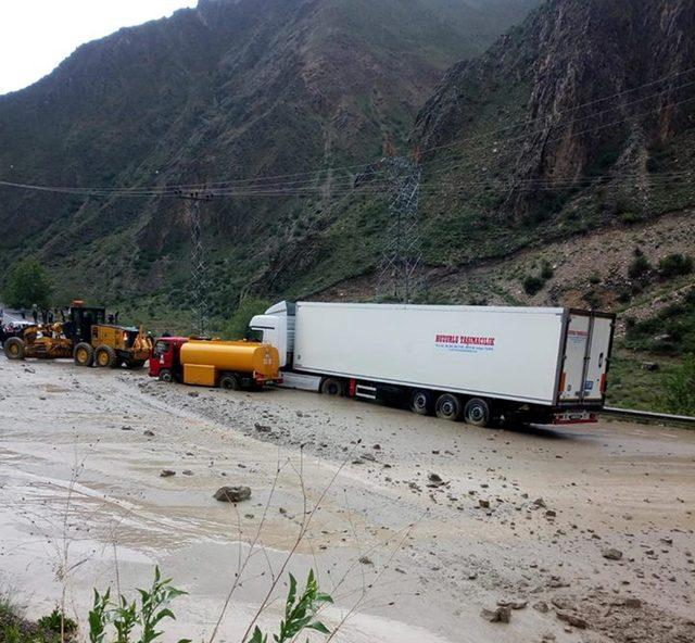 Erzurum'da sel, yolu kapattı