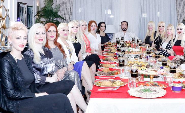 Tülay Kumaşçı ise 'Aşkımla her yer cennet' diyerek iftar görüntülerini ve yemeklerini paylaştı