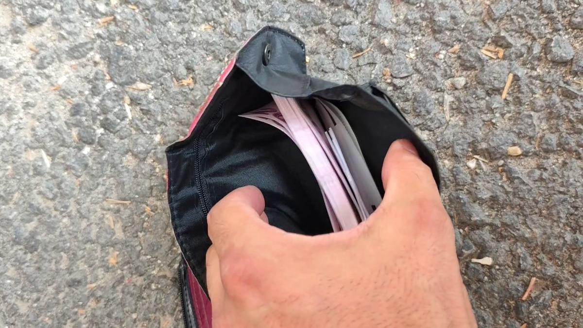 Yıkansın diye gelen battaniyenin i&ccedil;inden paralar &ccedil;ıktı 3