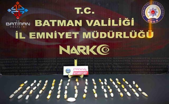 Batman&rsquo;da inanılmaz olay: 4 yolcunun midesinden 353 par&ccedil;a halinde 2  kilo 700 gram uyuşturucu &ccedil;ıktı 2
