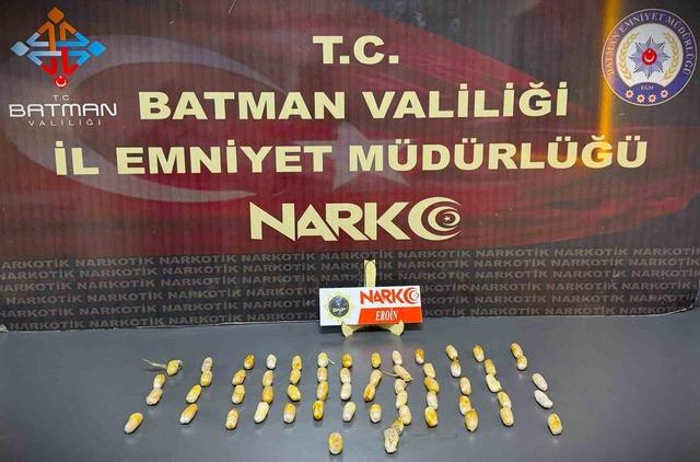 Batman&rsquo;da inanılmaz olay: 4 yolcunun midesinden 353 par&ccedil;a halinde 2  kilo 700 gram uyuşturucu &ccedil;ıktı 1