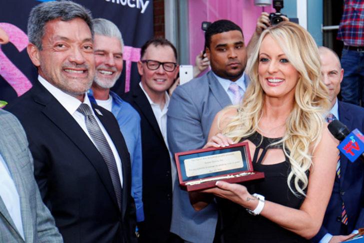 Porno yıldızına kentin anahtarını verdiler!  G3