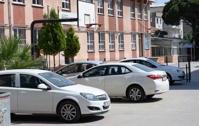 Okul bahçesinin otopark olarak kullanılmaması istendi