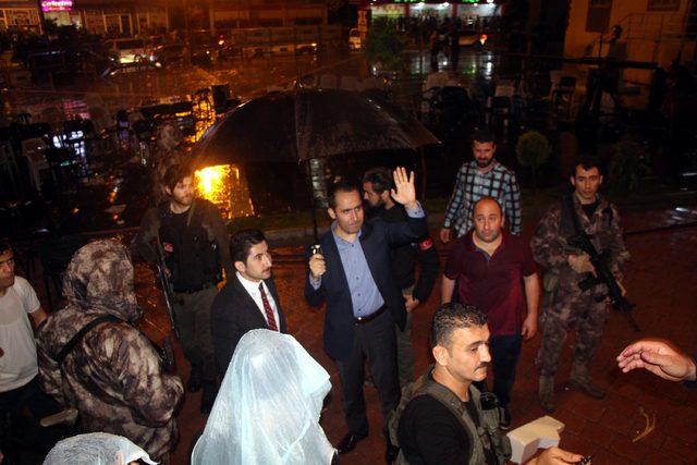 Sağanakta Atatürk büstüne şemsiye tuttu