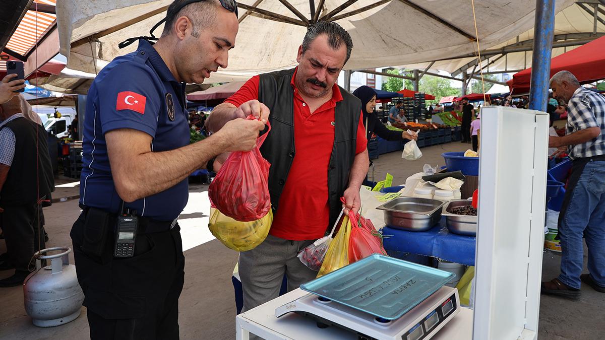 Zabıta pazar çıkışına terazi kurdu: İkinci kez tarttı