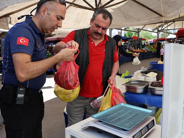 Zabıta pazar &ccedil;ıkışına terazi kurdu: İkinci kez tarttı