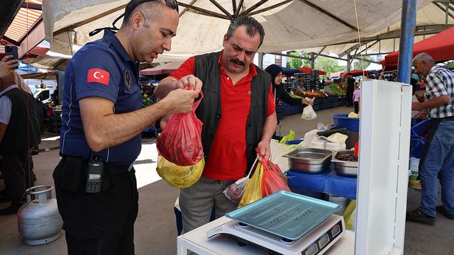 Zabıta pazar çıkışına terazi kurdu: İkinci kez tarttı