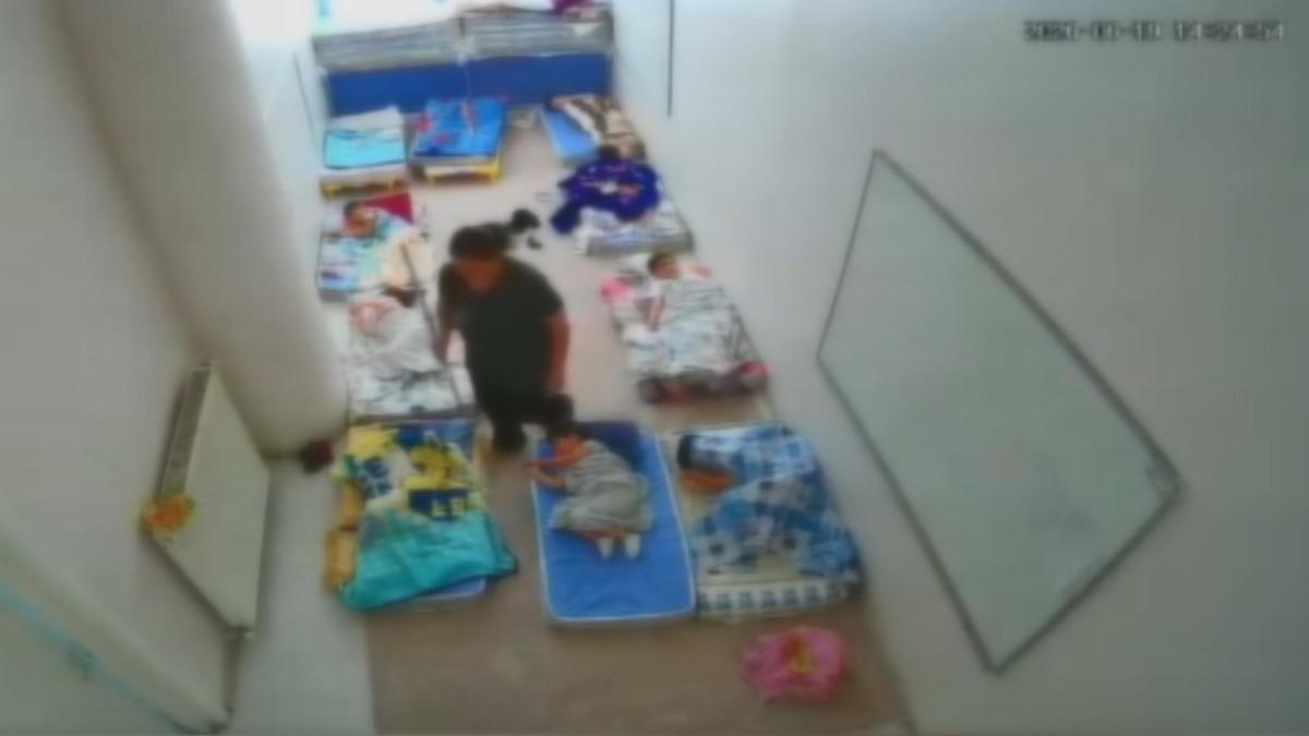 G&ouml;r&uuml;nt&uuml;ler bir anaokulundan... Acımasızca &uuml;st &uuml;ste sopayla vurdu! 2