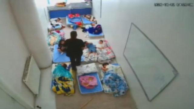 Görüntüler bir anaokulundan... Acımasızca üst üste sopayla vurdu!