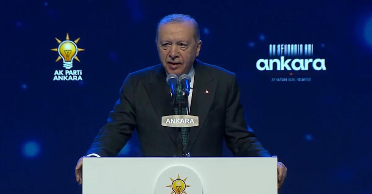 CHP den istifa edip aynı g&uuml;n AK Parti ye katıldı: Levent Ko&ccedil; a rozetini Erdoğan taktı 2