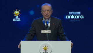 CHP'den istifa edip aynı g&uuml;nde AK Parti'ye katıldı: Levent Ko&ccedil;'a rozetini Erdoğan taktı
