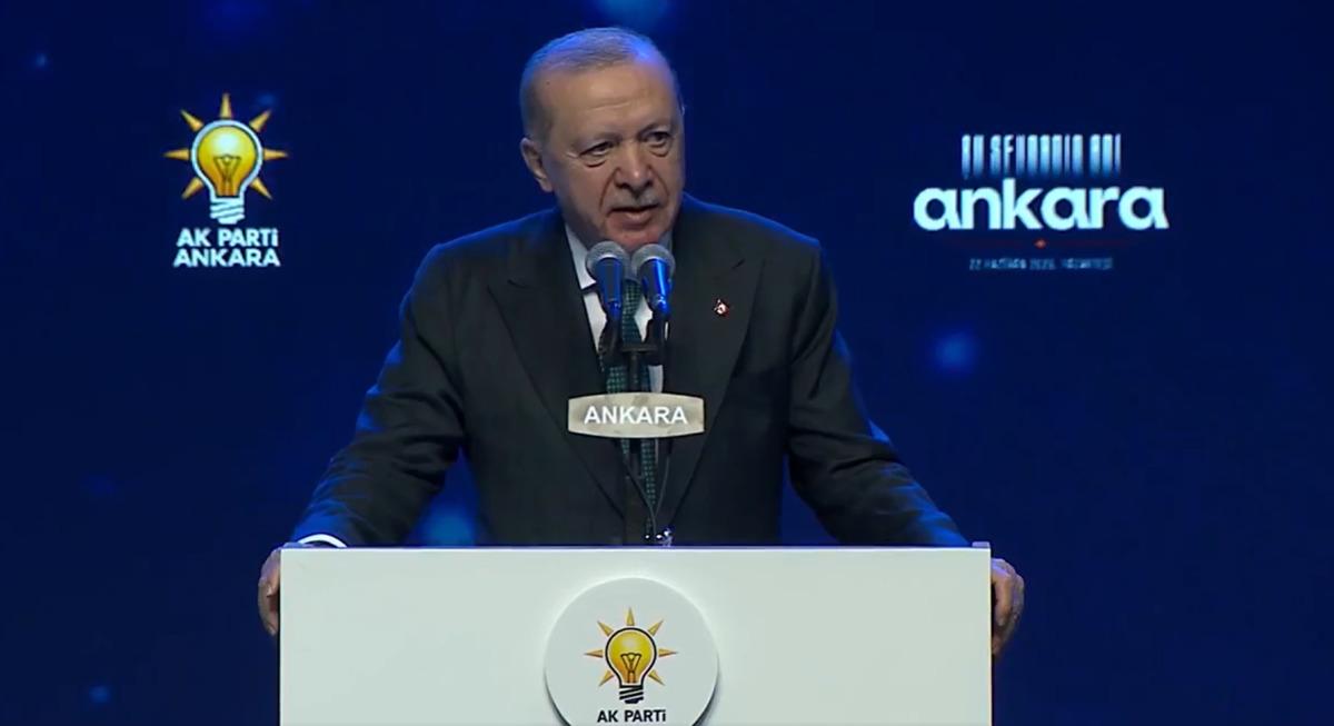 CHP den istifa edip aynı g&uuml;n AK Parti ye katıldı: Levent Ko&ccedil; a rozetini Erdoğan taktı 3