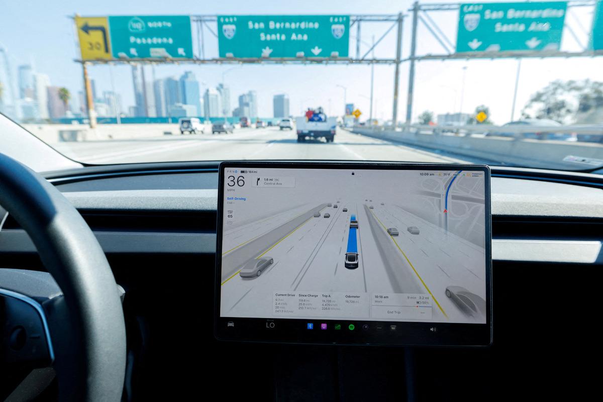 Otopilottaki Tesla, yaşlı kadını evinin i&ccedil;indeyken hayattan kopardı! 1