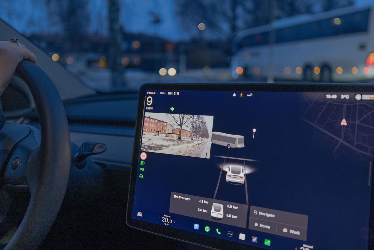 Otopilottaki Tesla, yaşlı kadını evinin i&ccedil;indeyken hayattan kopardı! 2