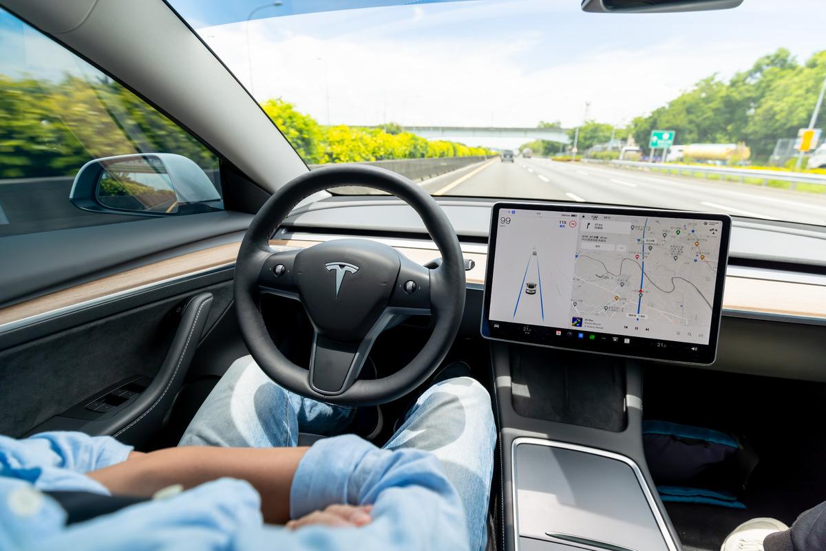 Otopilottaki Tesla, yaşlı kadını evinin i&ccedil;indeyken hayattan kopardı! 3