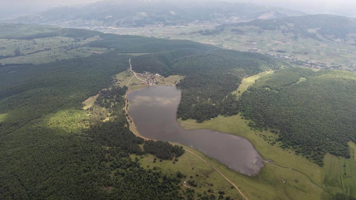 Gölet doldu taştı, yol içinde kaldı! Yayla göle döndü 1