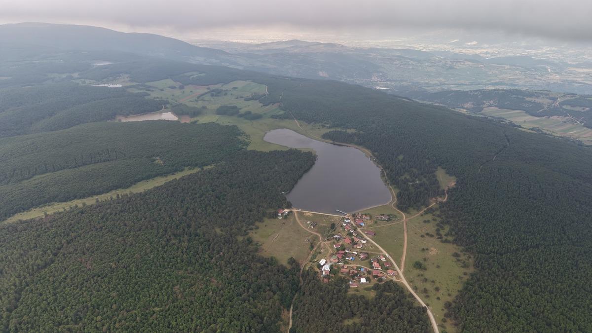 Gölet doldu taştı, yol içinde kaldı! Yayla göle döndü 2