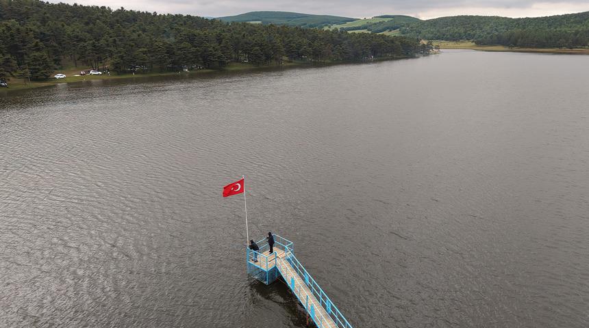G&ouml;let doldu taştı, yol i&ccedil;inde kaldı! Yayla g&ouml;le d&ouml;nd&uuml;