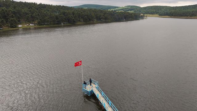Gölet doldu taştı, yol içinde kaldı! Yayla göle döndü