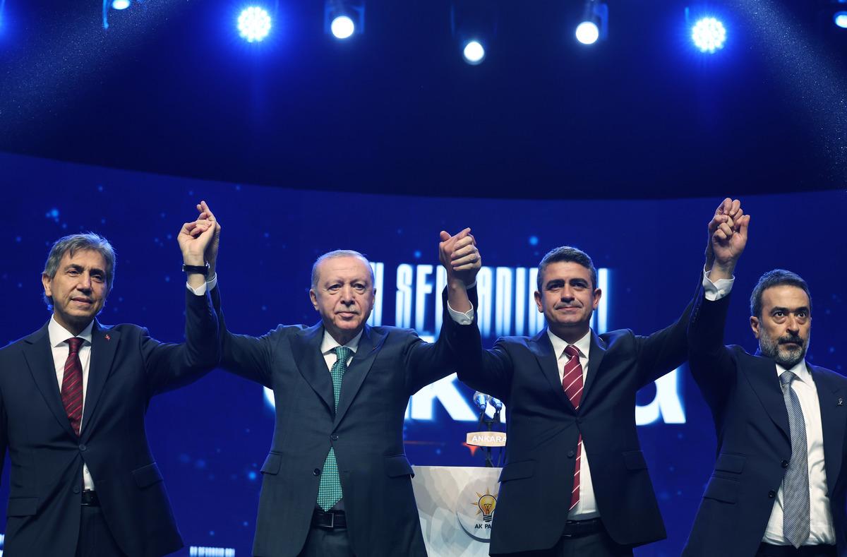 CHP den istifa edip aynı g&uuml;n AK Parti ye katıldı: Levent Ko&ccedil; a rozetini Erdoğan taktı 1