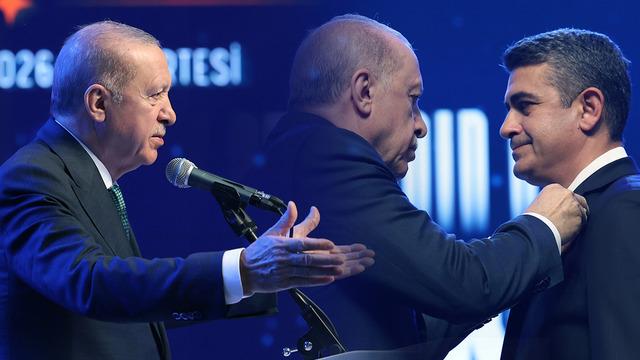 CHP'den istifa edip aynı gün AK Parti'ye katıldı: Levent Koç'a rozetini Erdoğan taktı