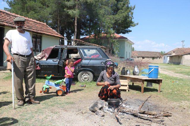 Kalacak yerleri olmayan anne ve iki çocuğu otomobilde yaşıyor