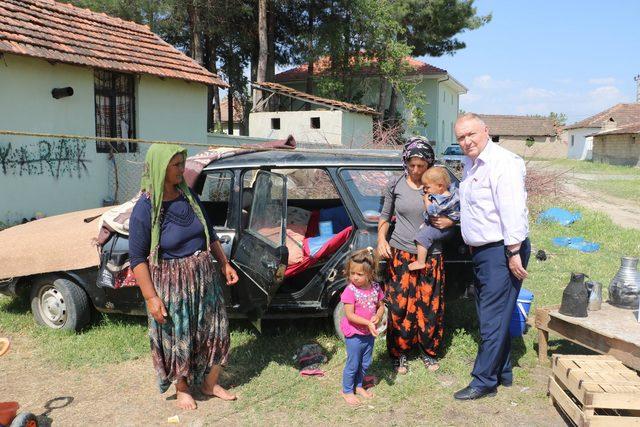 Kalacak yerleri olmayan anne ve iki çocuğu otomobilde yaşıyor