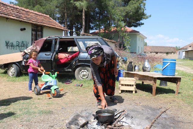 Kalacak yerleri olmayan anne ve iki çocuğu otomobilde yaşıyor