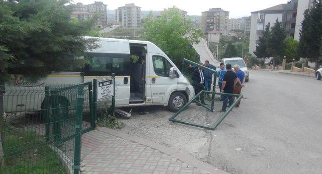Freni boşalan servis minibüsü okulun bahçesine çarptı: 3 öğrenci yaralandı
